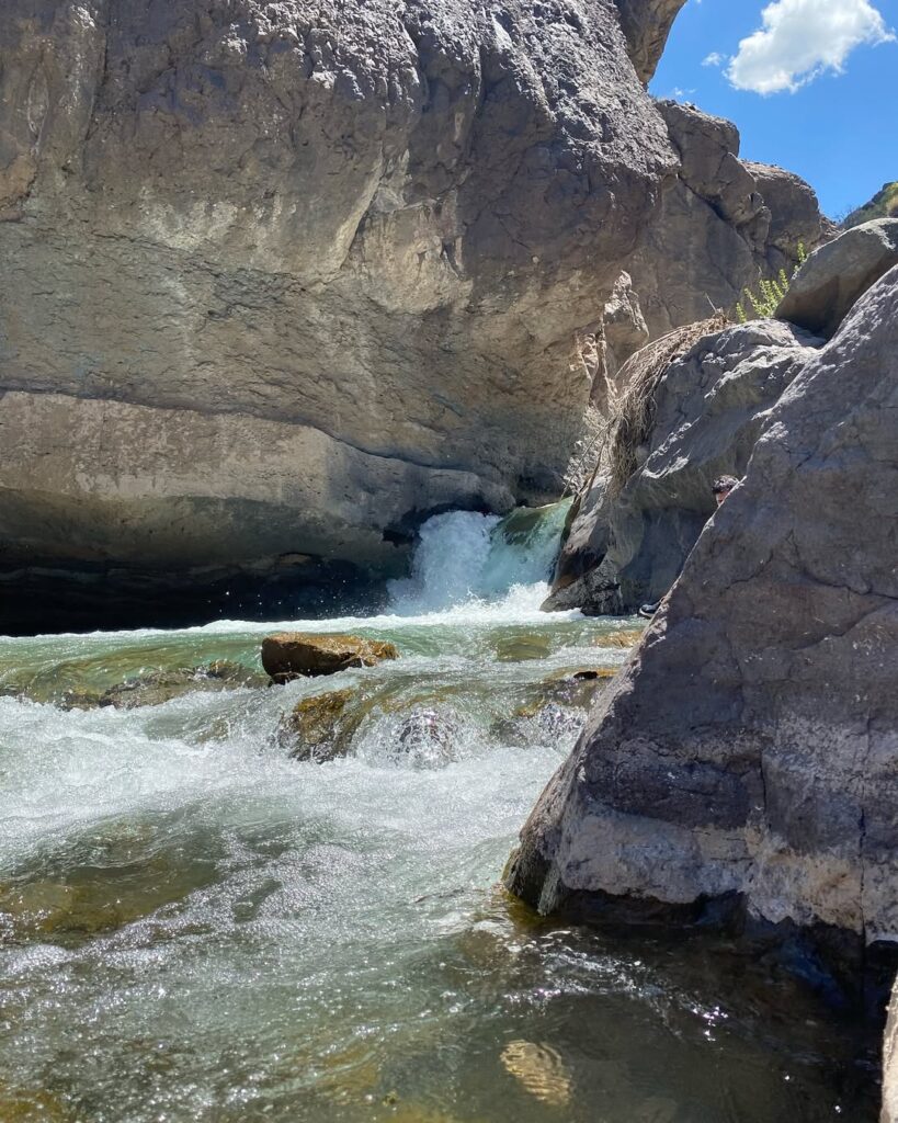 Cascadas Estero Piuquencillo. Créditos: @monasterioreservanatural