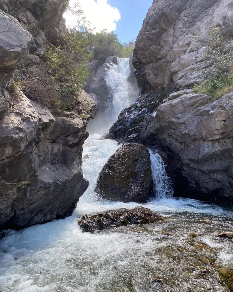 Cascadas Estero Piuquencillo. Créditos: @