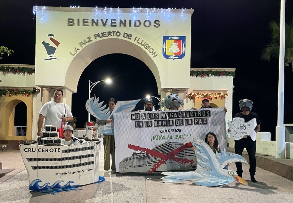 Mediante la campaña “¡Viva la Bahía!” se realizó una manifestación pacífica en contra de los megacruceros y las inmobiliarias.
Créditos: Cortesía BCSicletos / Mongabay