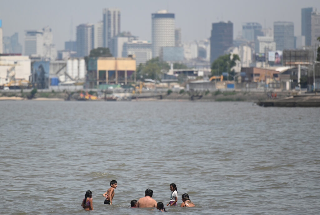 Una familia se refresca durante una ola de calor en el Río de la Plata, Buenos Aires, Argentina, viernes 14 de enero del 2022. Créditos: Mario De Fina