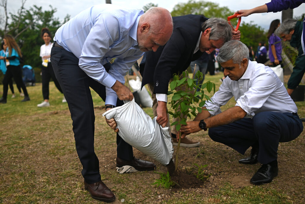 Horacio Rodriguez Larreta, alcalde de la Ciudad de Buenos Aires (izquierda) y Sadiq Khan, alcalde de Londres, plantan un árbol en la Reserva Ecológica Costanera Sur en el marco de la Cumbre Global de Alcaldes de C40, Buenos Aires, Argentina, miércoles 19 de octubre del 2022. Créditos:  Archivo de Mario De Fina