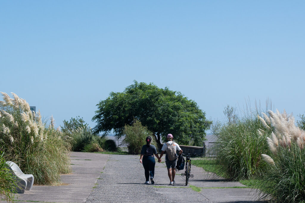 Una pareja camina en la Reserva Ecológica Ciudad Universitaria Costanera Norte, Buenos Aires, Argentina, jueves 13 de febrero del 2024. Créditos: Mario De Fina