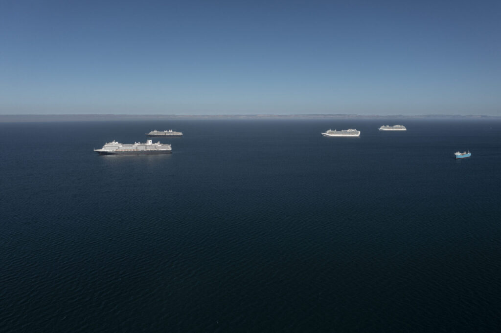 Cruceros fondeados en la bahía de La Paz, donde además denuncian  contaminación del mar y el aire por la presencia de una termoeléctrica, los automóviles de la ciudad y las chimeneas de estos megacruceros.
Créditos: Cortesía BCSicletos / Mongabay