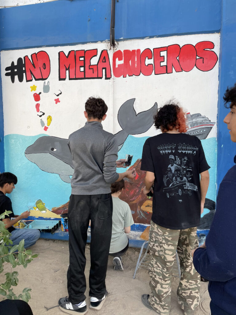 Los estudiantes decidieron crear un mural dentro de su plantel a raíz del conflicto por los megacruceros. Créditos: Cortesía BCSicletos / Mongabay