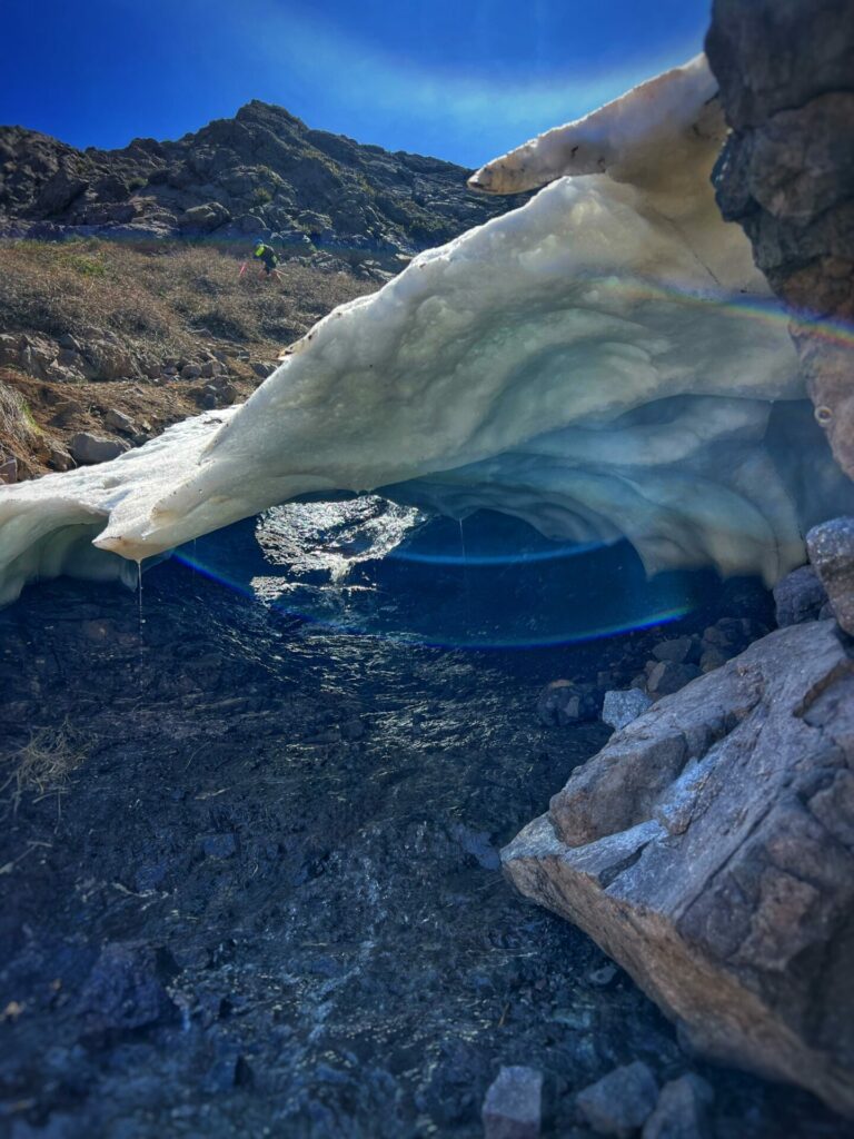 Últimas nieves derritiéndose en el Santuario Cascada de las Ánimas. Foto Chagual Orrego, 2024.