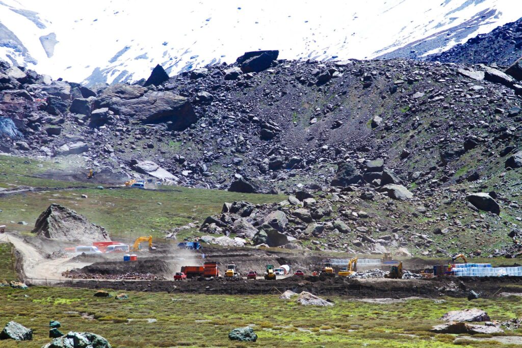 Obras de la hidroeléctrica AltoMaipo en vegas (humedales andinos) Valle de las Arenas, Cajón del Maipo. Foto Rodrigo Reinecke, 2013.