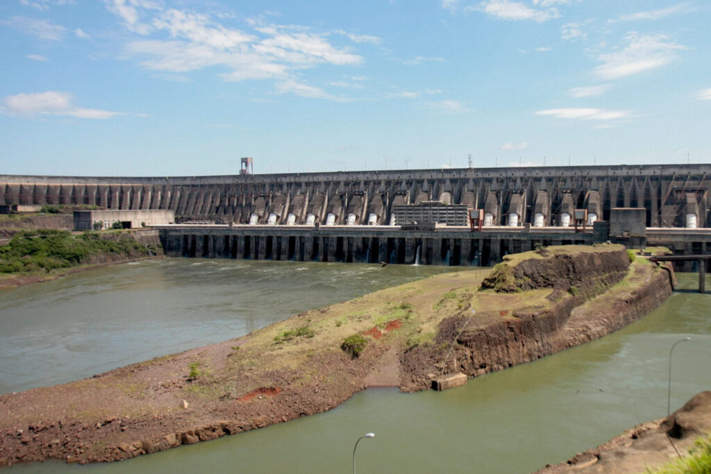 Compartida por Paraguay y Brasil, la central hidroeléctrica Itaipú es responsable de casi todo el suministro eléctrico de Paraguay, pero su funcionamiento se ha visto dificultado en los últimos años por las graves sequías en el río Paraná. Imagen: Joédson Alves / Agência Brasil