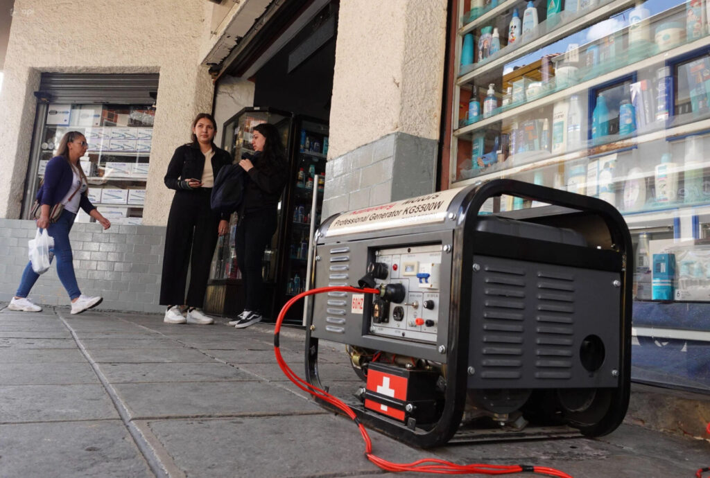 Los generadores diésel son una alternativa muy utilizada durante los cortes de electricidad en la región. Imagen: Boris Romoleroux / Imago / Alamy