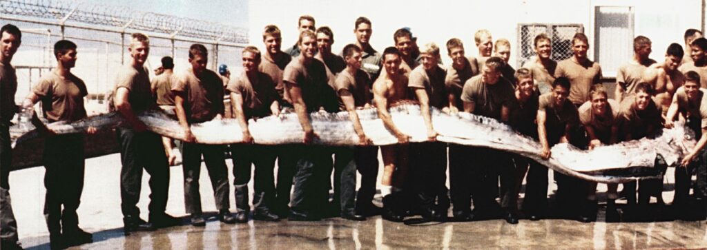 Miembros de la Armada de los Estados Unidos muestran un pez remo gigante de 7 metros descubierto por su instructor en la Bahía de San Diego en 1996. Créditos: Leo Smith