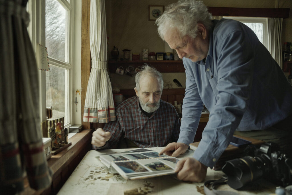 Germán Genskowski junto a Guy Wenborne observando fotografías. © Mateo Barrenengoa