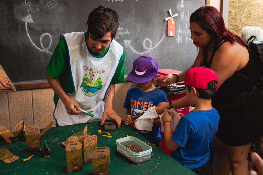 Taller de bombas de semillas nativas. Créditos: Farmacias Dr. Simi