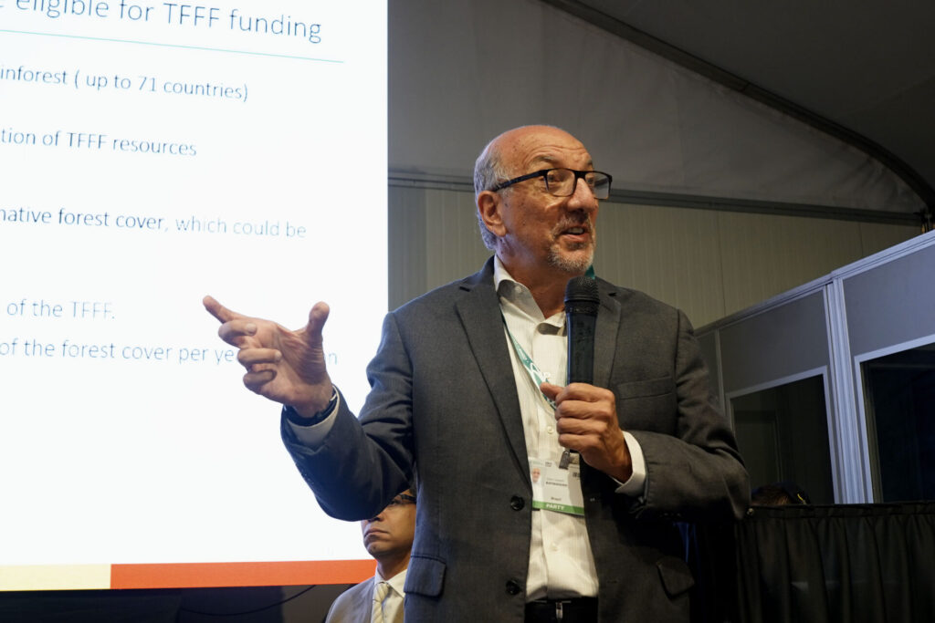 Garo Batmanian, director general del Servicio Forestal Brasileño, presentó el TFFF en la cumbre sobre biodiversidad COP16 celebrada en Cali, Colombia, en octubre de 2024. El fondo recompensará a los países que. aunque controlan sus niveles de deforestación, aún necesitan invertir para mantener los bosques en pie. Créditos: André Aroeira / Ministerio de Medioambiente y Cambio Climático de Brasil, CC BY NC SA