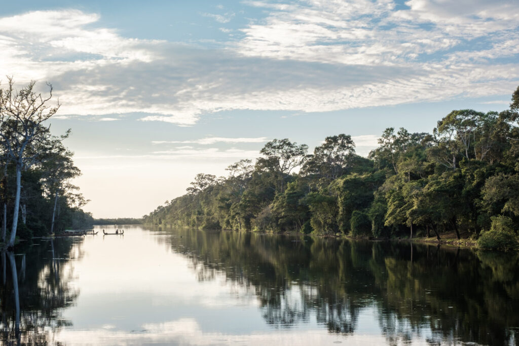 Río Amazonas. La vista hacia el bosque, el río y el cielo invitan a una reflexión. Imagen referencial.