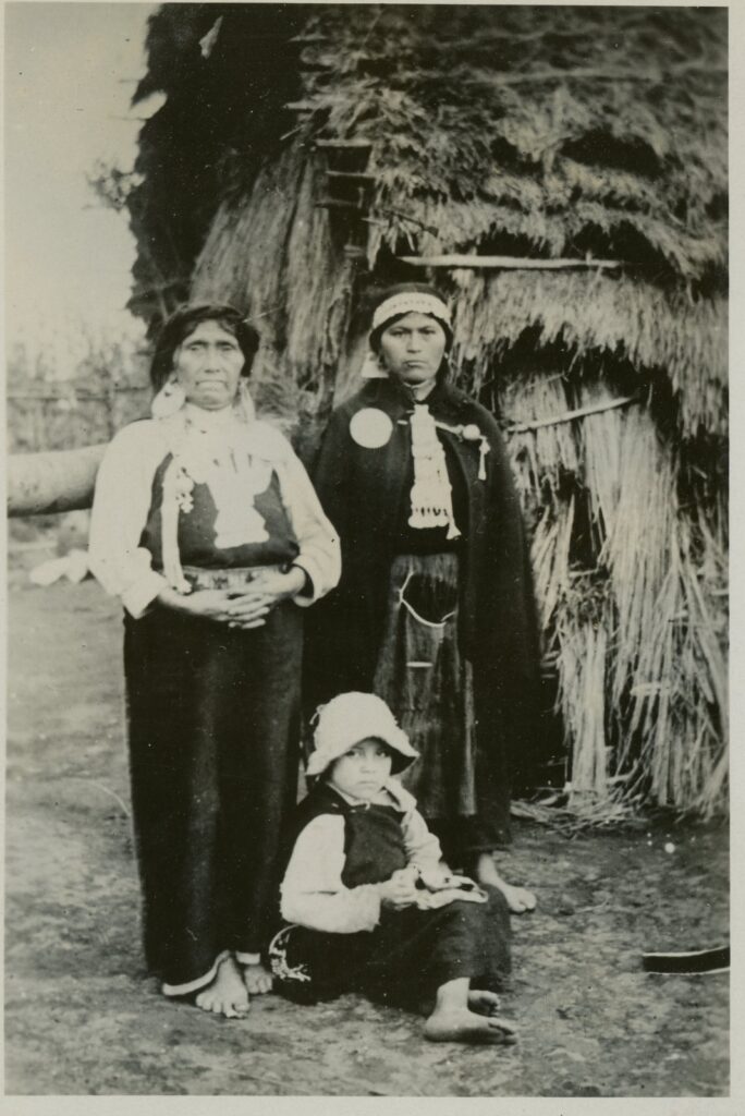 Colección Augusto Bruna. Mujeres mapuche 1927. * Archivo Patrimonial Fundación Enterreno en colaboración Carrera Arte y Conservación del Patrimonio USS. (n.d.). Enterreno: Fotos históricas de Chile. Recuperado de @enterrenochile