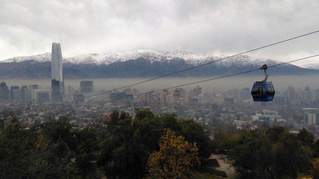 Contaminación en Santiago (referencial), Región Metropolitana, Chile. Foto Jorge Barrios Riquelme, CC BY-SA 4.0, vía Wikimedia Commons