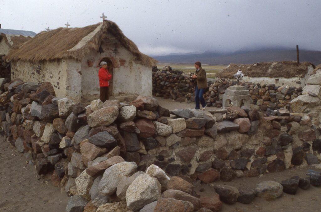* Archivo Patrimonial Fundación Enterreno en colaboración Carrera Arte y Conservación del Patrimonio USS. (n.d.). Enterreno: Fotos históricas de Chile. Recuperado de @enterrenochile