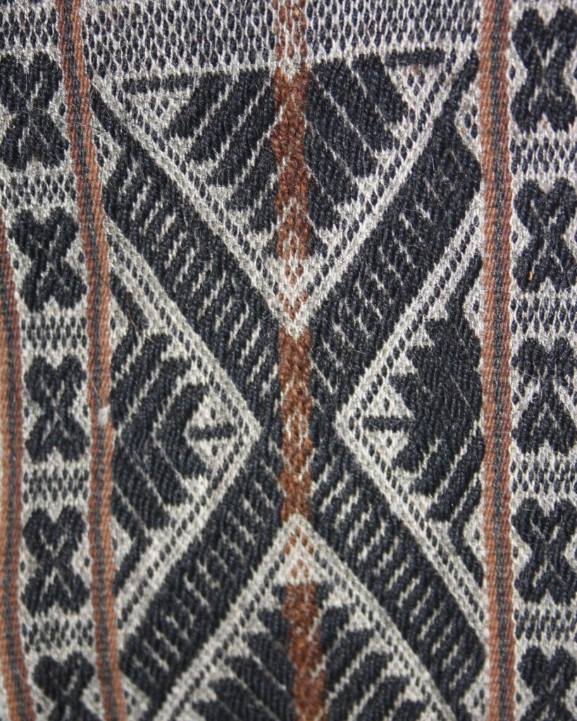Los motivos de la chakana y la chakana rota que aparecen en los textiles tejidos por la comunidad de Chahuaytire. (Referencia). Créditos: ©Museo Chileno de Arte Precolombino