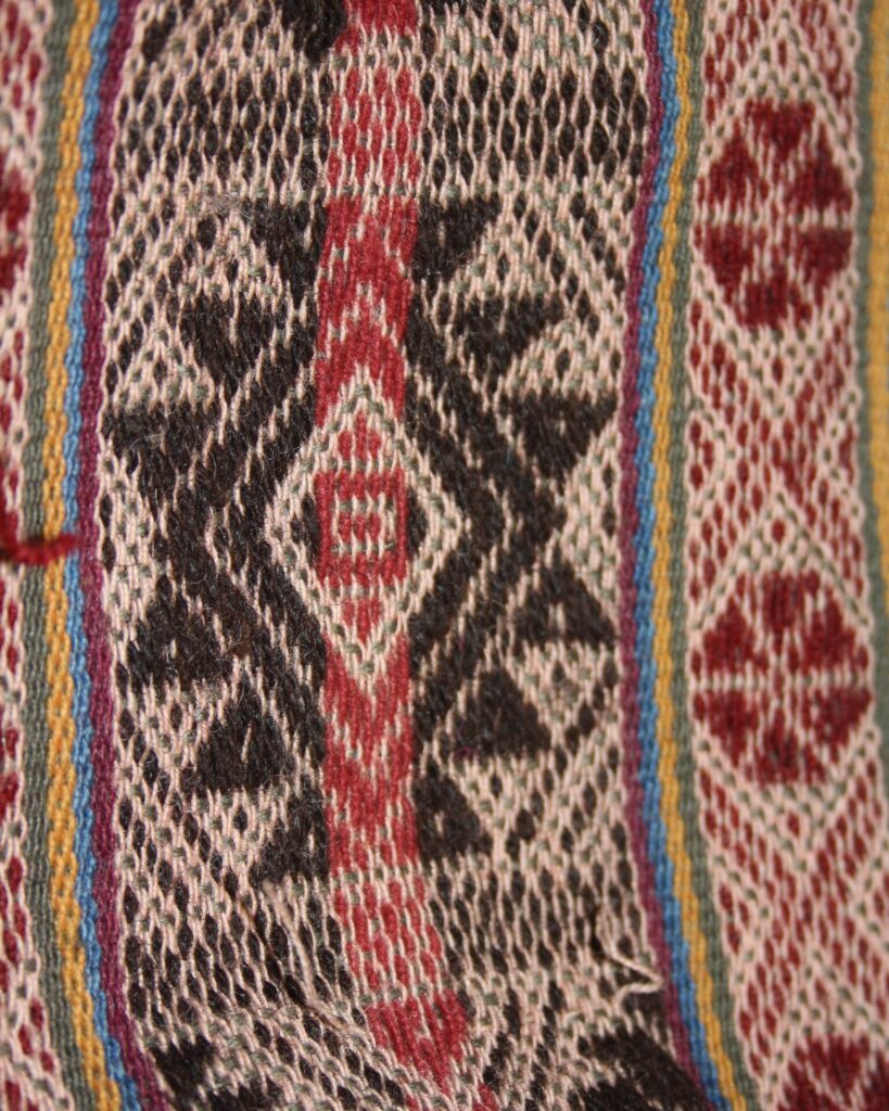 Los motivos de la chakana y la chakana rota que aparecen en los textiles tejidos por la comunidad de Chahuaytire. (Referencia). Créditos: ©Museo Chileno de Arte Precolombino