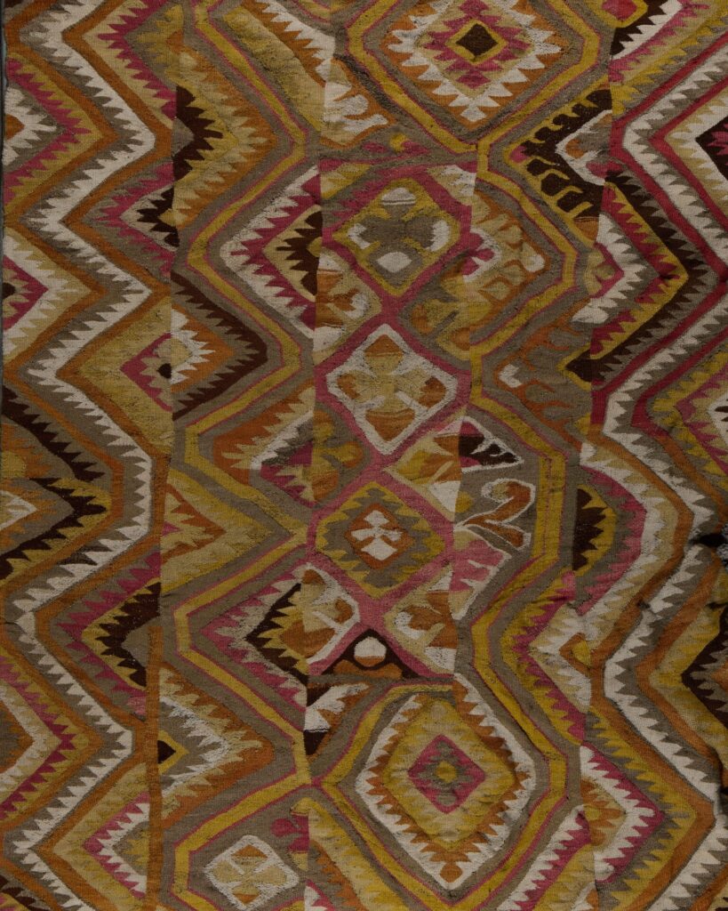 Un tapiz colonial con rombos partidos (colección privada) Fotografía de Nicolás Aguayo. ©Museo Chileno de Arte Precolombino