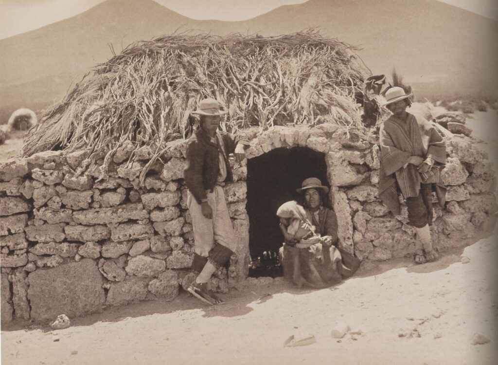 * Archivo Patrimonial Fundación Enterreno en colaboración Carrera Arte y Conservación del Patrimonio USS. (n.d.). Enterreno: Fotos históricas de Chile. Recuperado de @enterrenochile