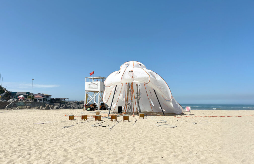 La carpa de las medusas en playa Las Cruces. Créditos: Nube Lab