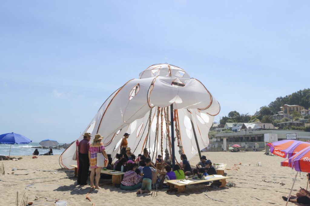 La carpa de las medusas en playa Las Cruces. Créditos: Nube Lab