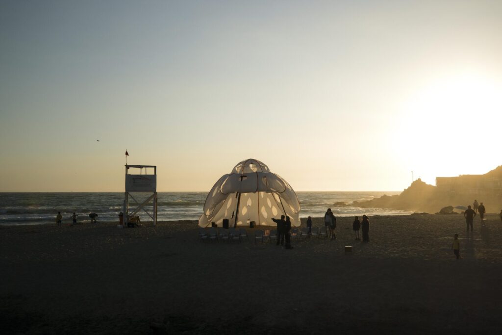 La carpa de las medusas bajo el atardecer. Créditos: Nube Lab