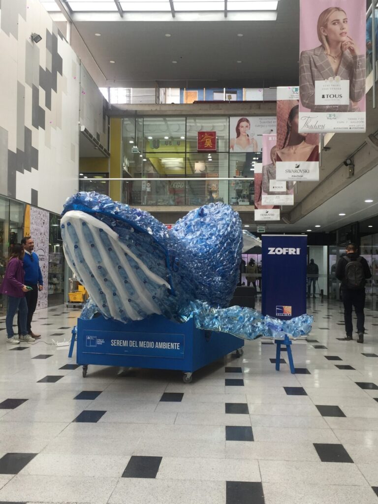 Campaña de difusión con ballena hecha de botellas de plástico. Créditos: Jadhiel Godoy.