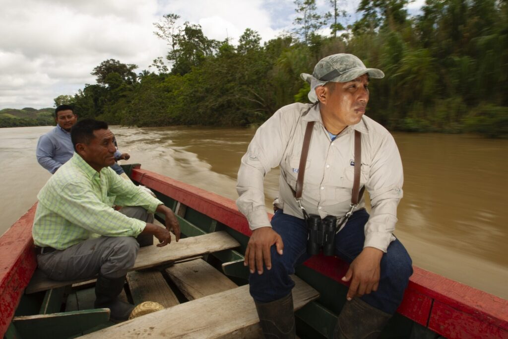 El guarda comunitario Silvano López, integrante del grupo Siyaj Chan, realiza un recorrido por el rio Usumacinta. En el año 2011 realizó aquí un registro fotográfico del águila harpía en México. Créditos: cortesía Santiago Gibert-Isern