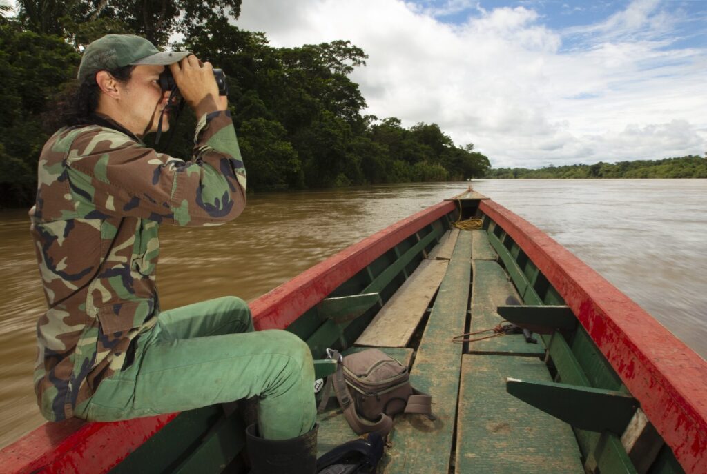 Alan Monroy-Ojeda, responsable científico de Dimensión Natural, realiza un recorrido en el río Usumacinta en busca del águila harpía. Créditos: cortesía Santiago Gibert-Isern