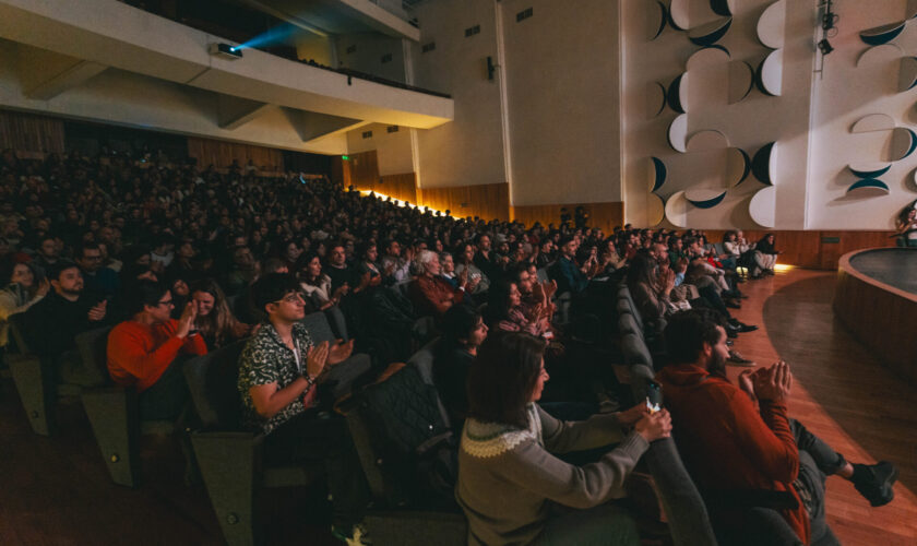 Centenares de personas, un estreno narrado por Tom Hanks y conversatorio de Cochamó: Así se vivió la Noche Inaugural de Santiago Wild Fest 2025