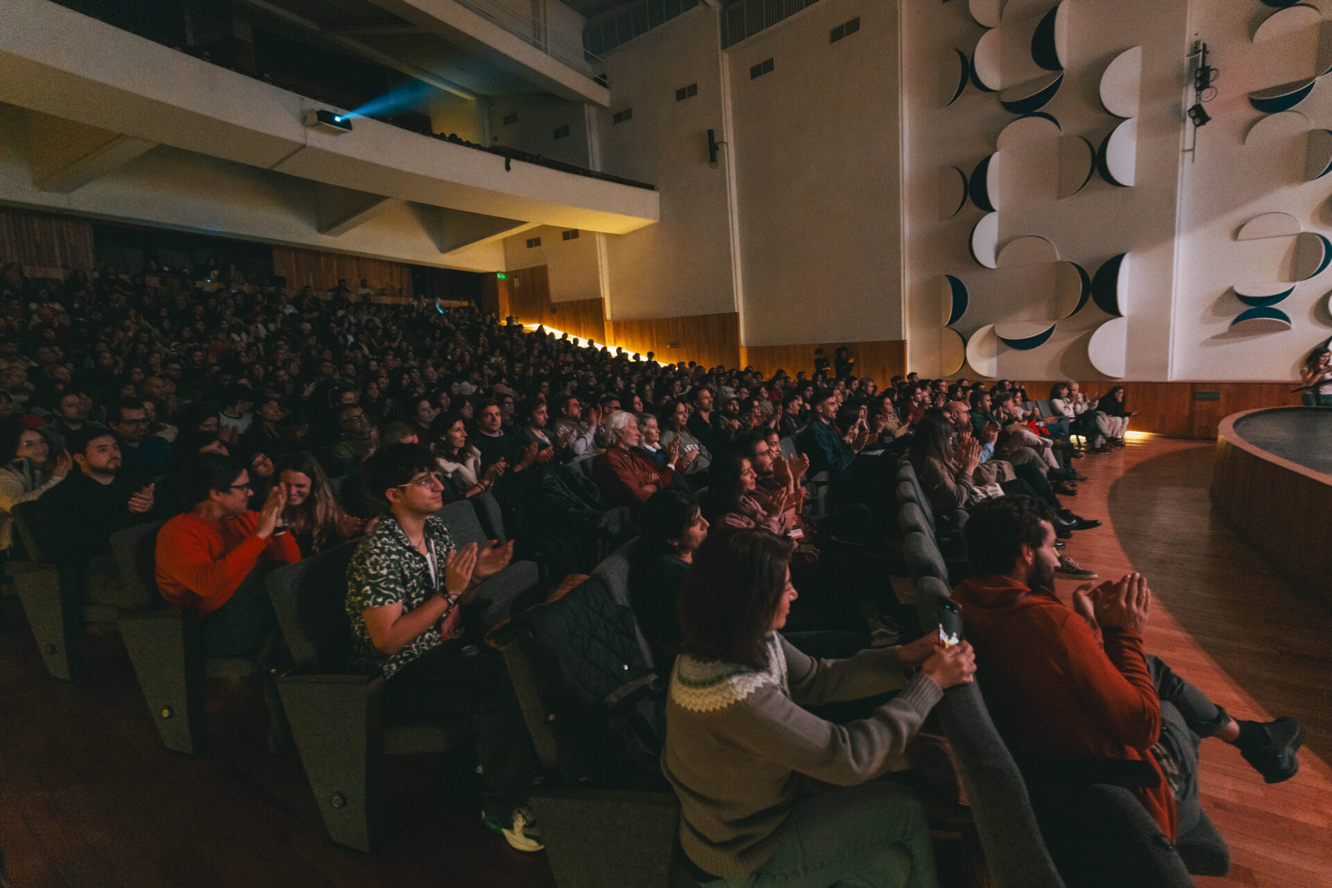 Centenares de personas, un estreno narrado por Tom Hanks y conversatorio de Cochamó: Así se vivió la Noche Inaugural de Santiago Wild Fest 2025
