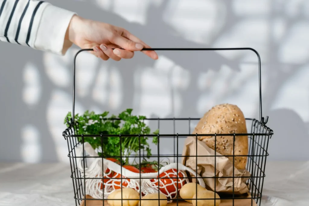 Persona con la compra (referencial). Créditos: Tima Miroshnichenko (pexels)