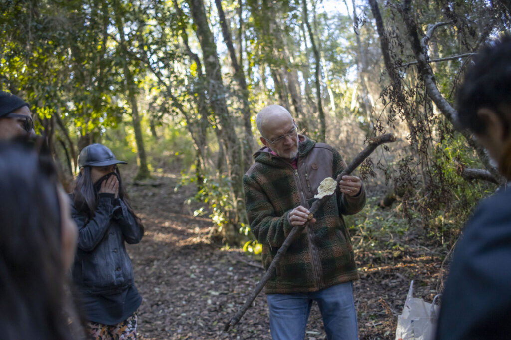 Dr. Götz Palfner durante una salida a terreno. Créditos: Universidad de Concepción