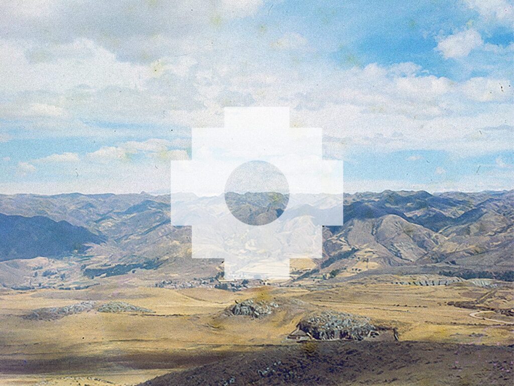 El símbolo universal de la chakana sobre un paisaje andino, dividiendo eje entre el cielo y la tierra. Producción propia. Créditos: Sergio Larrain Garcia-Moreno.©Museo Chileno de Arte Precolombino