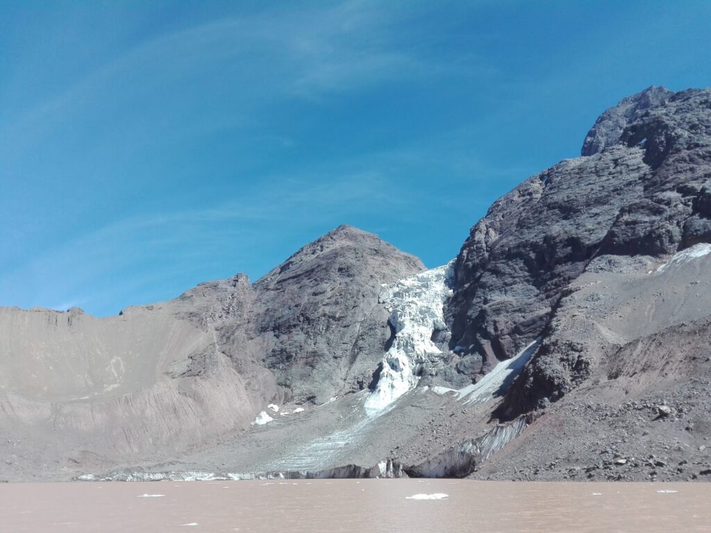 Perdida de la cascada de hielo del glaciar El Morado entre 2019 y 2025. Créditos: Universidad de Chile