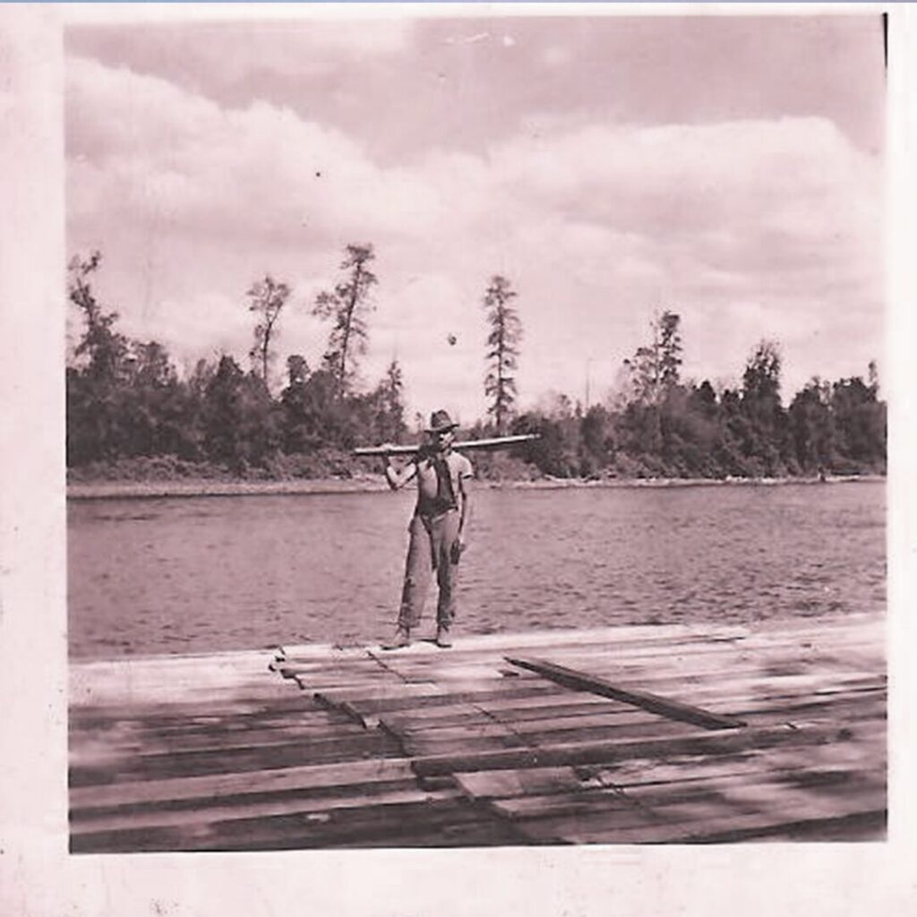 Foto archivo balseros del Río San Pedro. Créditos: Relatos de balseros del río San Pedro y Calle Calle 1930-1960, Leonardo Moya y Nelson Vasquez