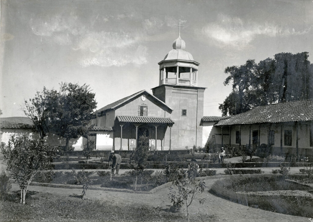 ARCHIVO LIRA Capilla y Jardines de la Hacienda Chacabuco, Colina, ca. 1900. Créditos: ©Fundación Enterreno