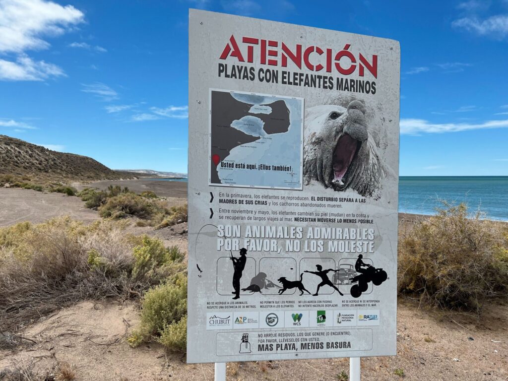 Cartel colocado en Isla Escondida en 2023. Créditos: Claudio Campagna