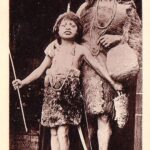 Mujer Alacalufe y su hijo. Créditos: Archivo Patrimonial Fundación Enterreno, Carrera Arte y Conservación del Patrimonio USS. (n.d.). Colección Eduardo Paredes