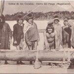 Indígenas en los canales. Créditos: Archivo Patrimonial Fundación Enterreno, Carrera Arte y Conservación del Patrimonio USS. (n.d.). Colección Eduardo Paredes