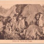 Indígenas de Tierra del Fuego. Créditos: Archivo Patrimonial Fundación Enterreno, Carrera Arte y Conservación del Patrimonio USS. (n.d.). Colección Eduardo Paredes