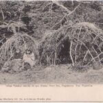 Mujeres Alacalufe delante de sus chozas, Magallanes. Créditos: Archivo Patrimonial Fundación Enterreno, Carrera Arte y Conservación del Patrimonio USS. (n.d.). Colección Eduardo Paredes