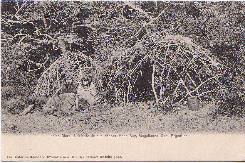 Mujeres Alacalufe delante de sus chozas, Magallanes. Créditos: Archivo Patrimonial Fundación Enterreno, Carrera Arte y Conservación del Patrimonio USS. (n.d.). Colección Eduardo Paredes