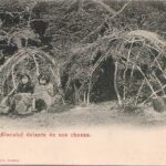 Mujeres Alacalufe delante de sus chozas. Créditos: Archivo Patrimonial Fundación Enterreno, Carrera Arte y Conservación del Patrimonio USS. (n.d.). Colección Eduardo Paredes