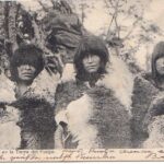 Mujeres indígenas en Tierra del Fuego. Créditos: Archivo Patrimonial Fundación Enterreno, Carrera Arte y Conservación del Patrimonio USS. (n.d.). Colección Eduardo Paredes