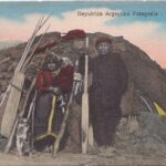 Indígenas de la Patagonia. Créditos: Archivo Patrimonial Fundación Enterreno, Carrera Arte y Conservación del Patrimonio USS. (n.d.). Colección Eduardo Paredes