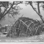 Escuela de Yaganas, Tierra del Fuego. Créditos: Archivo Patrimonial Fundación Enterreno, Carrera Arte y Conservación del Patrimonio USS. (n.d.). Colección Eduardo Paredes