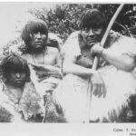 Indios Onas. Créditos: Archivo Patrimonial Fundación Enterreno, Carrera Arte y Conservación del Patrimonio USS. (n.d.). Colección Eduardo Paredes