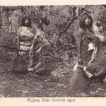 Mujeres Onas llevando agua. Créditos: Archivo Patrimonial Fundación Enterreno, Carrera Arte y Conservación del Patrimonio USS. (n.d.). Colección Eduardo Paredes